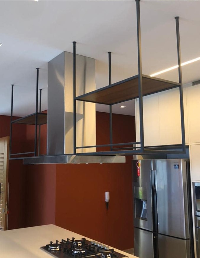 Coifa de aço inox da Renovair em uma cozinha moderna